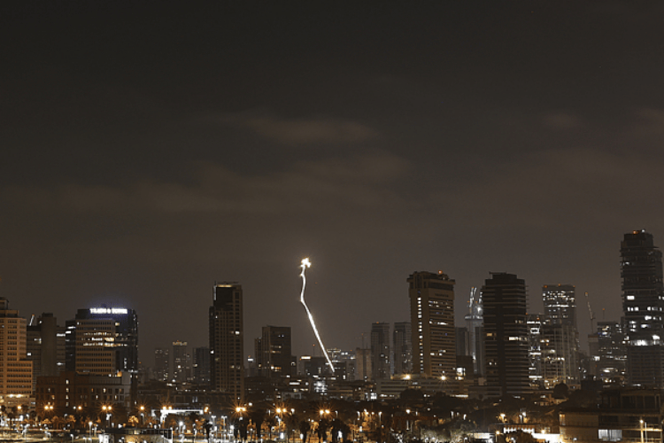 四川男子讲述在以经历：有时到四五米深地下管道躲避 睡眠多少取决于导弹打的次数