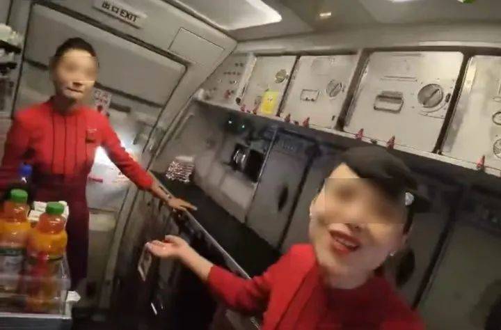 川航白金卡旅客要求摆餐遭拒刁难乘务组，资深飞友：非常愤怒，乘务长人特别好