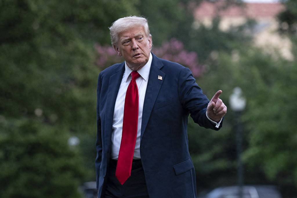 特朗普威胁对俄罗斯征收100%关税，却导致美国原油价格崩盘