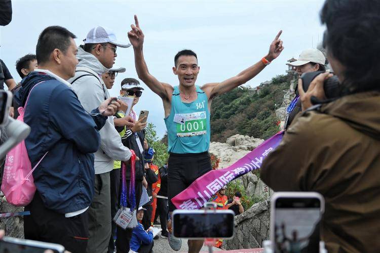 “你登上山顶，我还没到售票处”，泰山国际登山赛一男子59分52秒夺冠，18年前他创下的56分22秒纪录至今无人打破