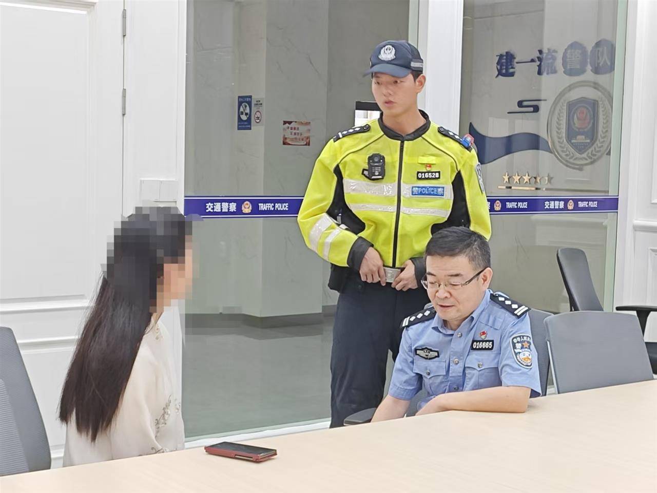 驾驶员违停造堵还不认错，武汉交警依法予以处罚