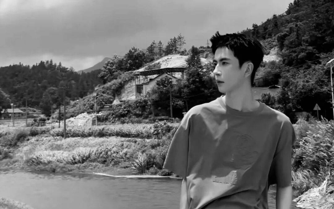 请让于朦胧安息，别再散布谣言和阴谋论了 | 新京报快评